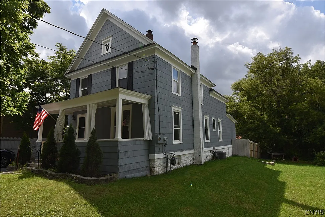 4 bed, 2.0 bath, 1601 sqft, $1,900 — Photo 1
