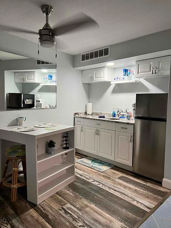 Mermaid Themed King Bedroom Suite - Top floor Uniquely Renovated Condo with Views! — Photo 4