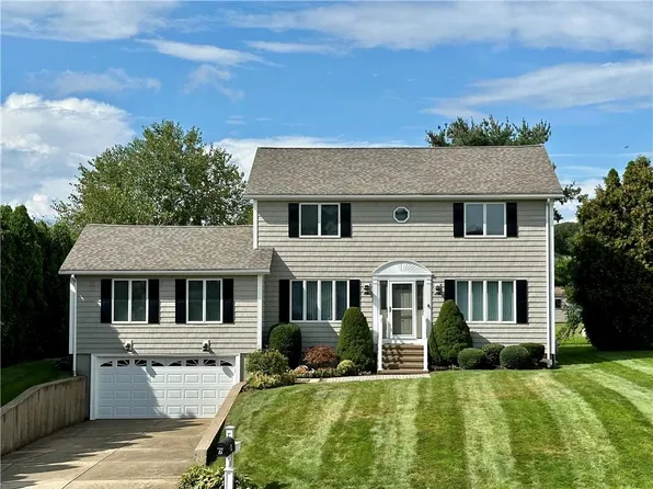 7 Fairway Dr, Cumberland, RI 02864