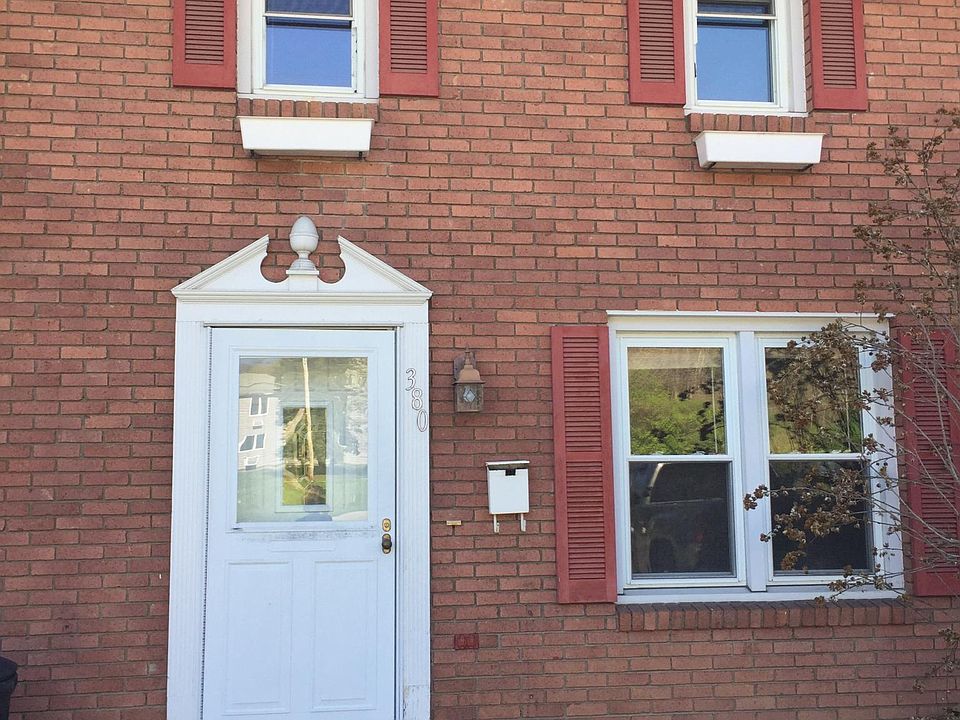 Second unit from end with quiet neighbors.