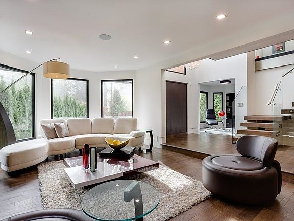 5th image of 4577 Capilano Rd