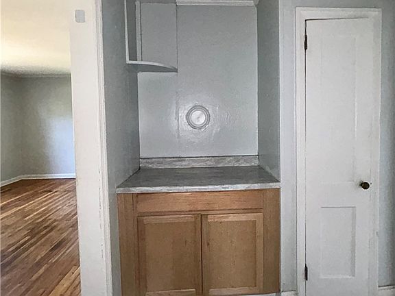 5th image of 604 Forrest St