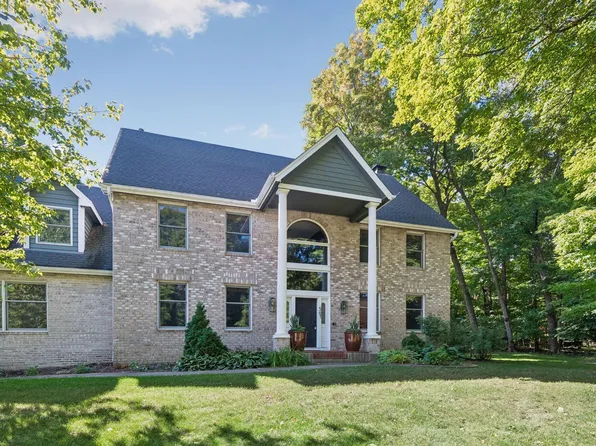 561 Bighorn Dr, Chanhassen, MN 55317