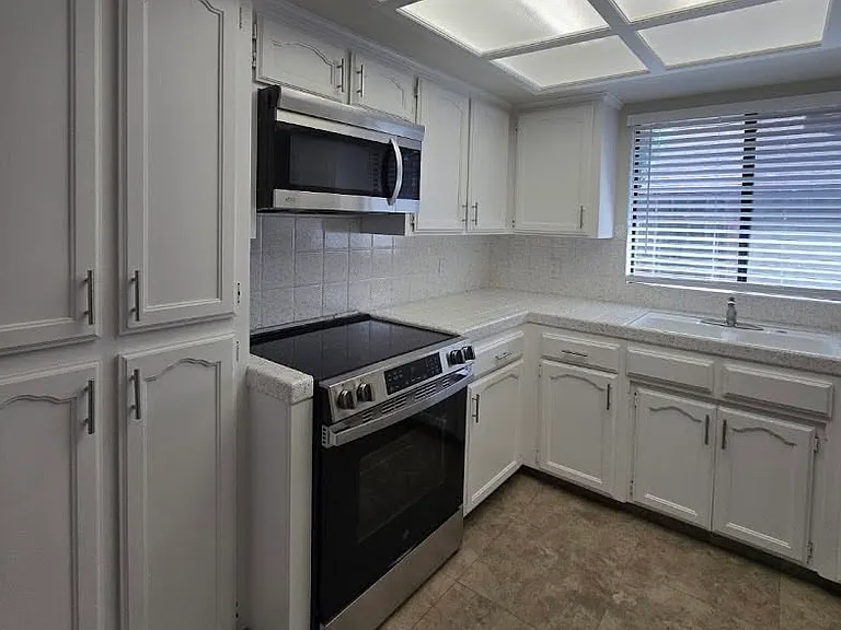 3233 Stanford Ave — Photo 15