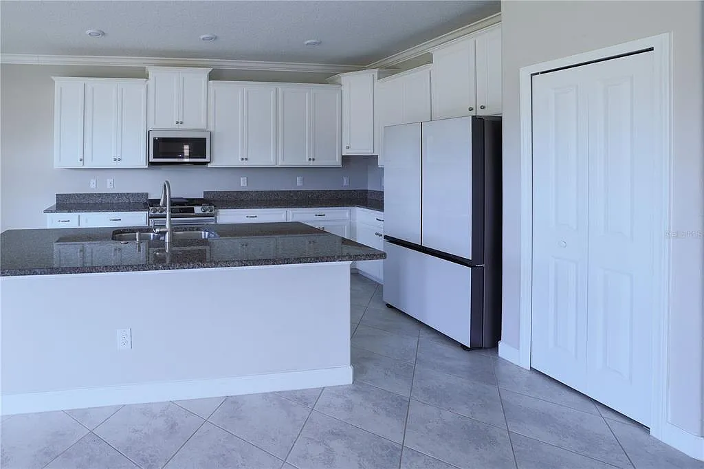 4 bed, 3.0 bath, 2529 sqft, $3,200 — Photo 4