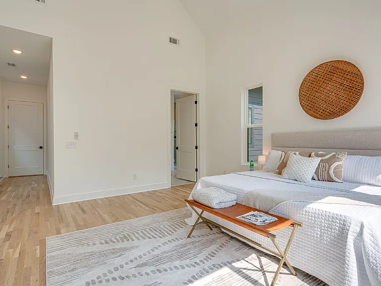 303 Riverside Dr #B — Photo 35