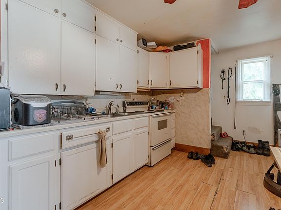 3rd image of 407 1/2 7th Ave SW