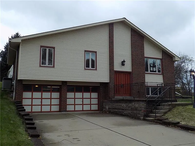 697 Twin Oak Dr photo 1