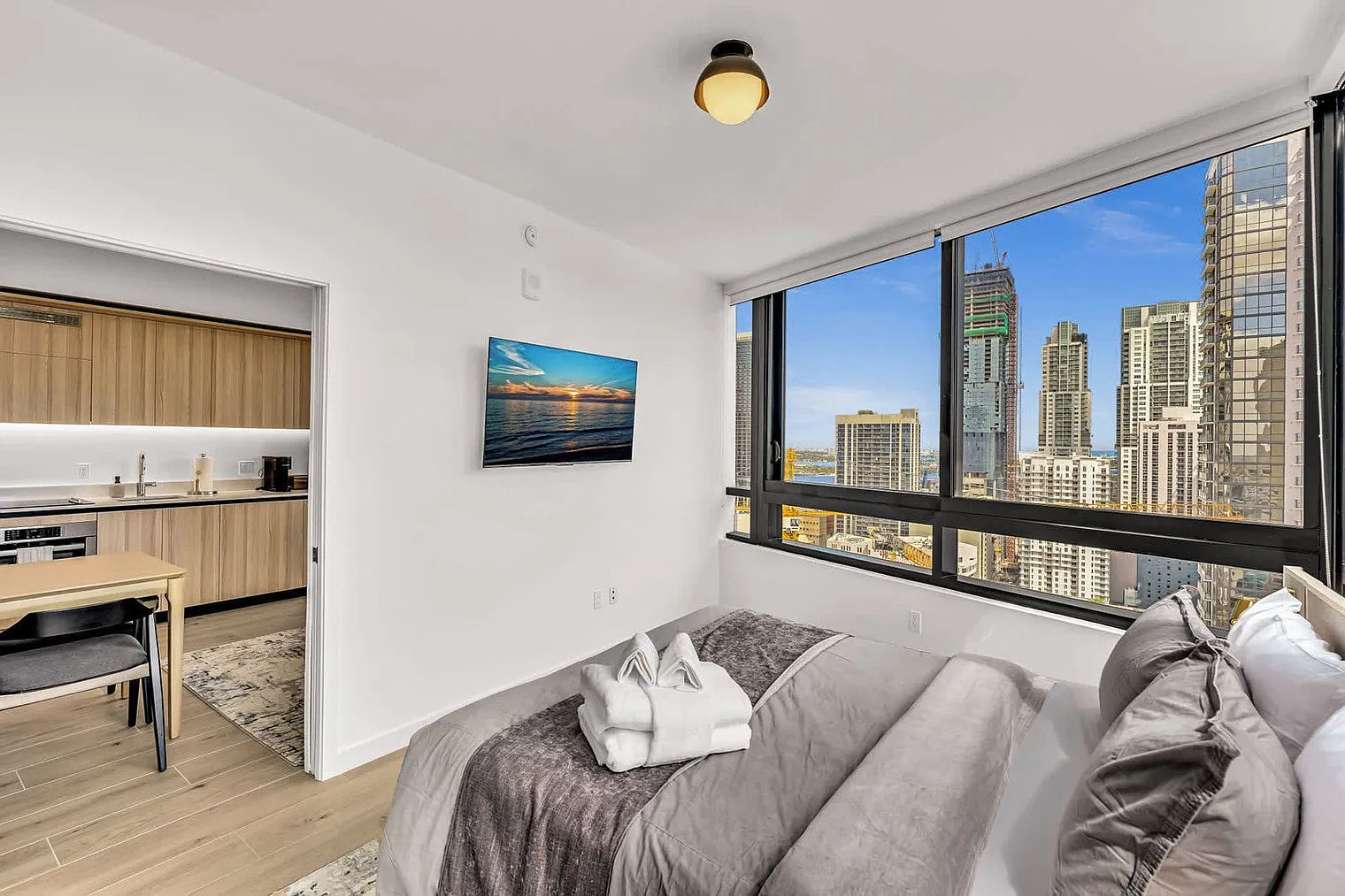 1 bed, 1.0 bath, 602 sqft, $4,136 — Photo 3