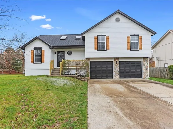 704 SE Ashton Dr, Lees Summit, MO 64063