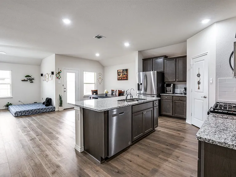1307 Colonial Bluff Ln — Photo 8