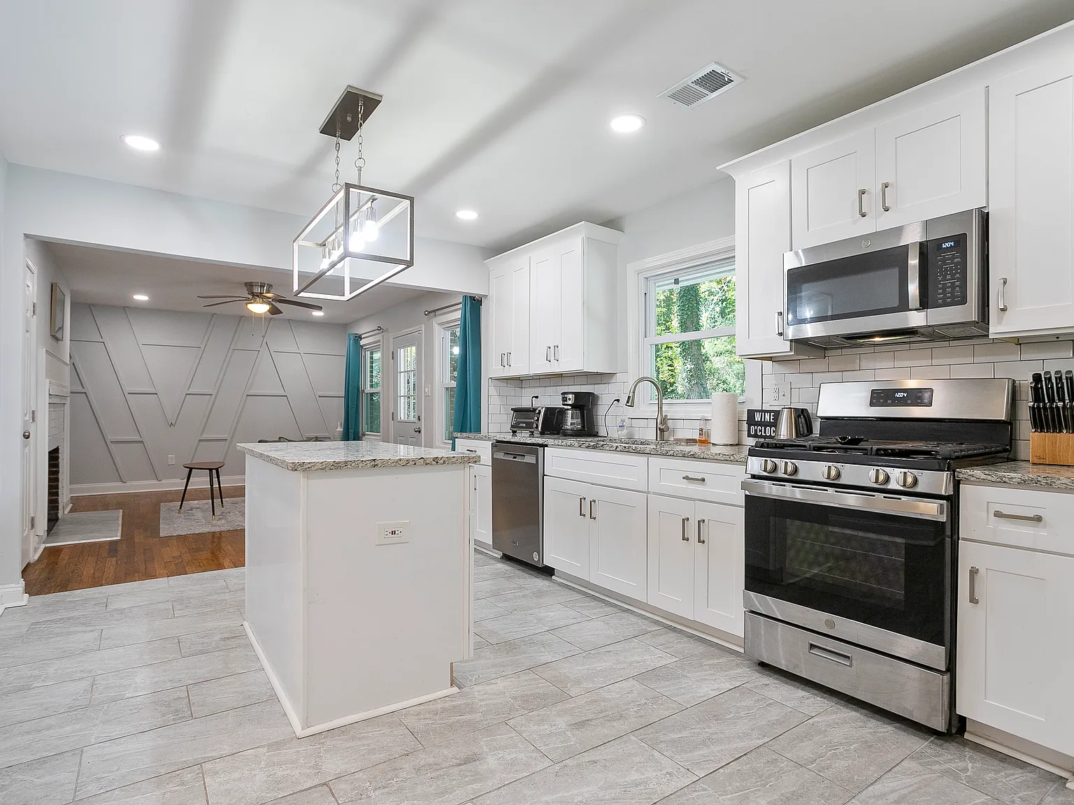 5 bed, 1642 sqft, $6,450 — Photo 2