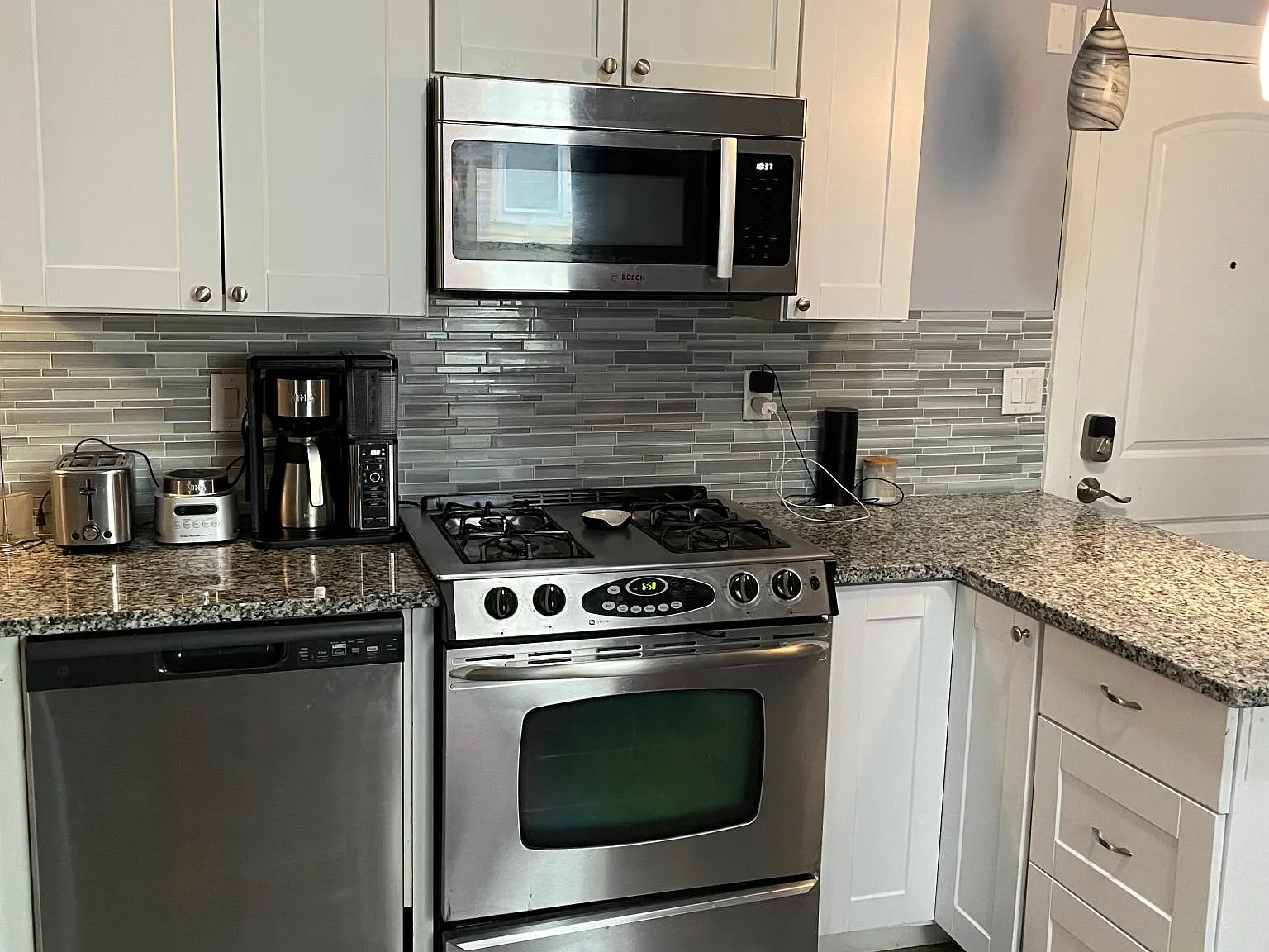 2 bed, 601 sqft, $1,870 — Photo 3