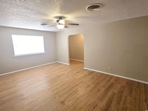 5th image of 906 Ivy St