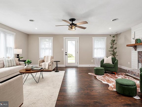 3rd image of 1221 Bast Ln