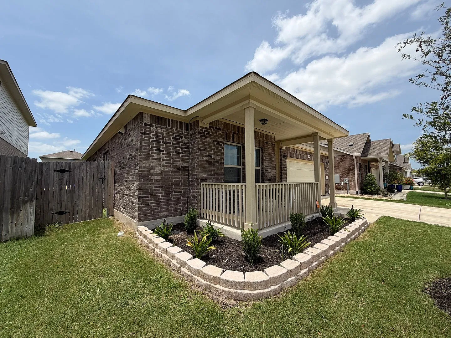 Spacious 3BR/2BA Rental Home with Large Fenced Yard in Manor! — Photo 4