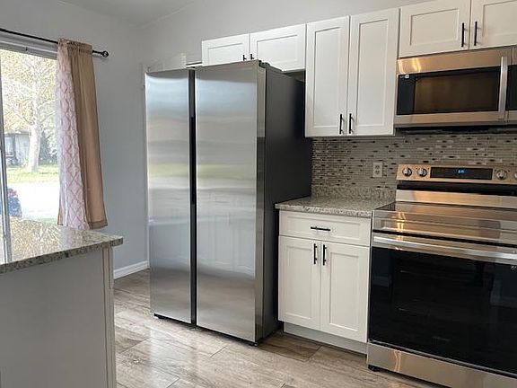 4th image of 160 Clear Lake Cir