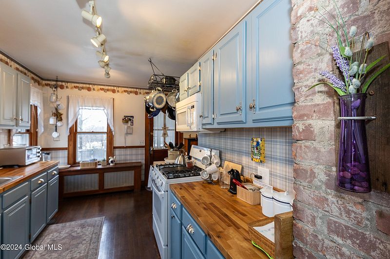 3rd image of 562 Bloomingrove Drive
