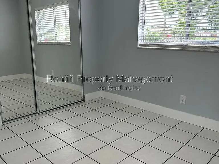 717 SE 9th St #A — Photo 9