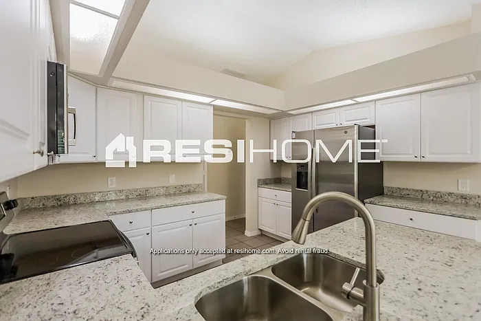 8000 Glenridge Loop W — Photo 4