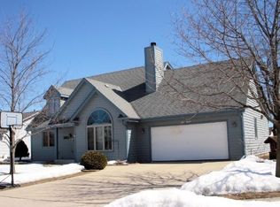 W205N17236 Colonial Ln, Jackson, WI 53037