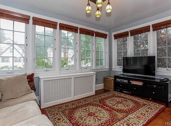4th image of 453 S Lexington Ave