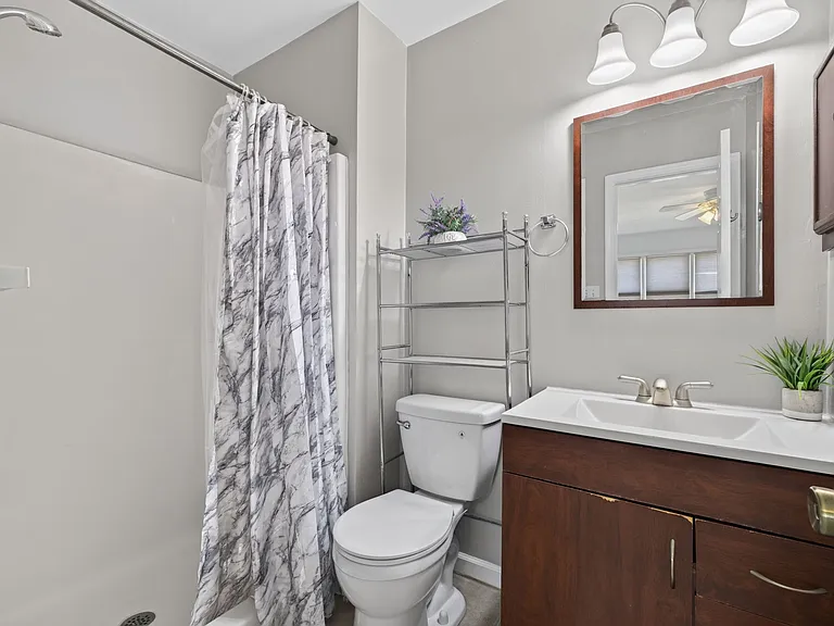 Full bathroom ensuite in front bedroom