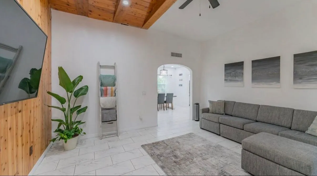 2 bed, 1122 sqft, $2,600 — Photo 2