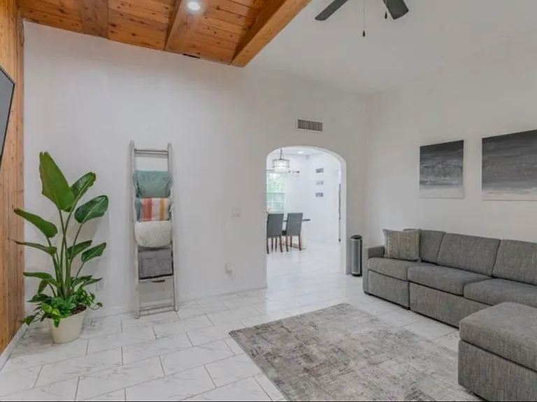 1537 Drew St — Photo 2