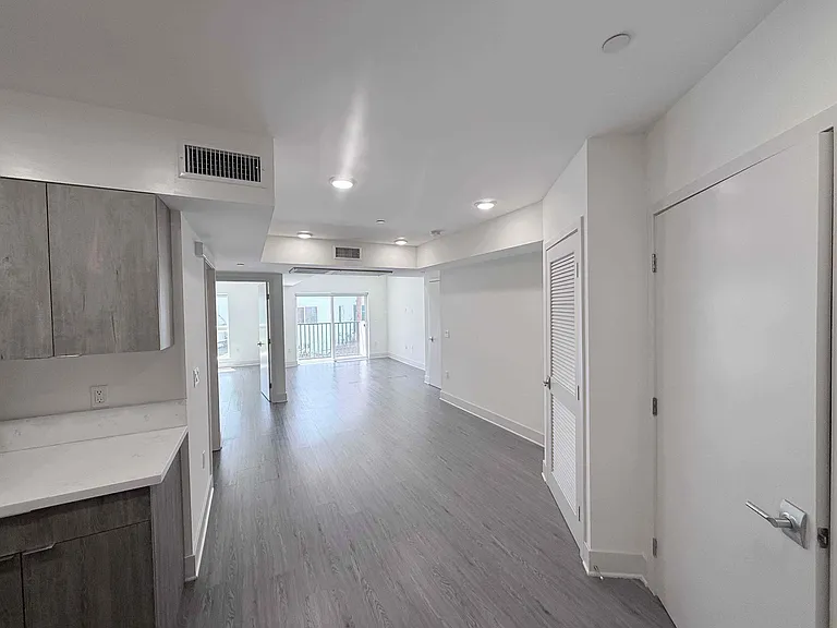 2022 West Sunset Boulevard — Photo 7