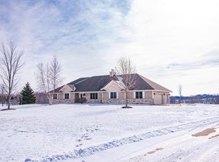 2421 Scenic Dr, Kewaskum, WI 53040