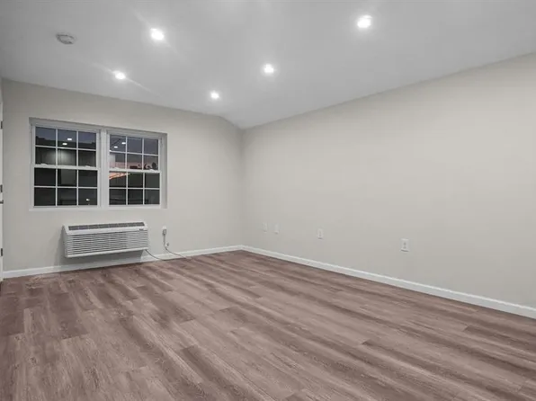 334 Underhill Avenue image 14 of 31