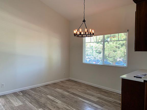 3rd image of 520 1/2 Dahlia Ave