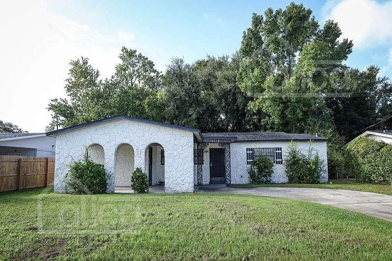 3 bed, 2.0 bath, 1452 sqft, $2,125 — Photo 1