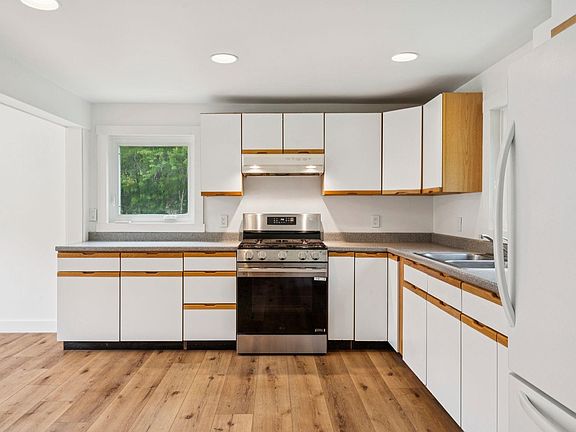 3rd image of 196 Kinsman Road
