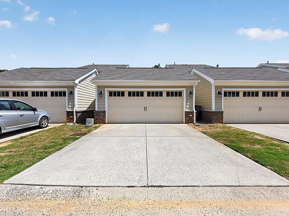 3rd image of 122 Spring Pine Ln