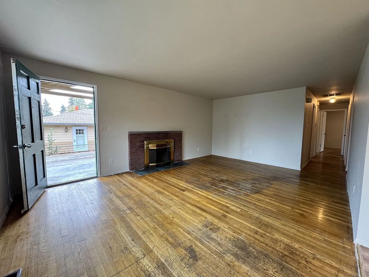 Cozy and quiet 3 bed 1 bath rambler in South Seattle — Photo 3