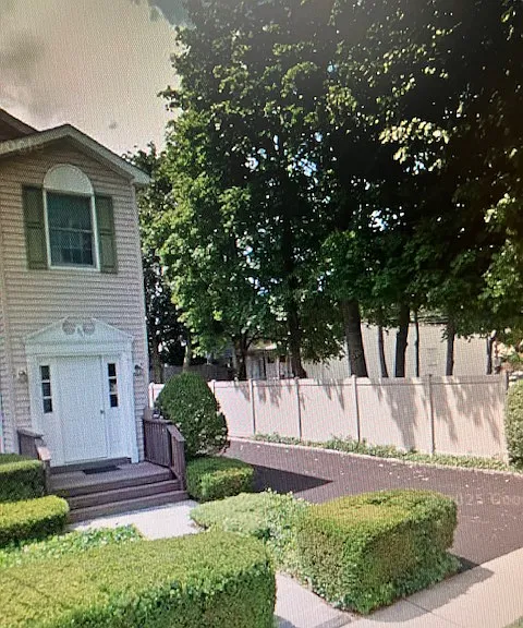 Cloverdale Ave — Photo 1