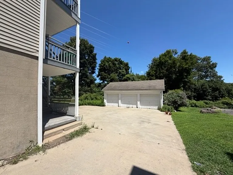 887 Howe Ave — Photo 17