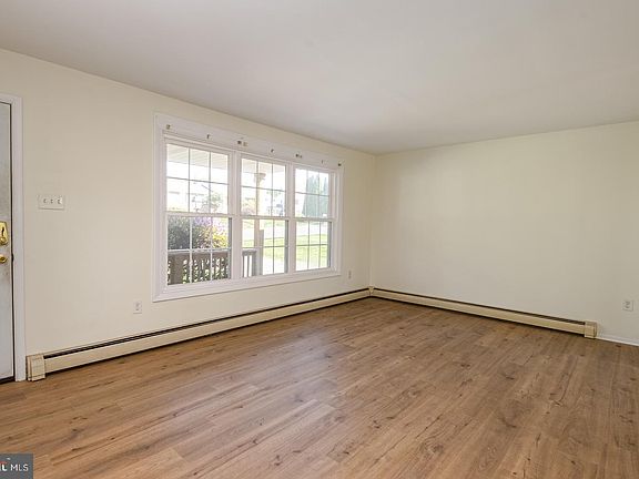 4th image of 526 Silver Brook Dr
