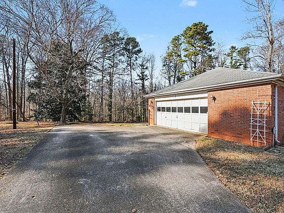 5th image of 1067 Camden Ct