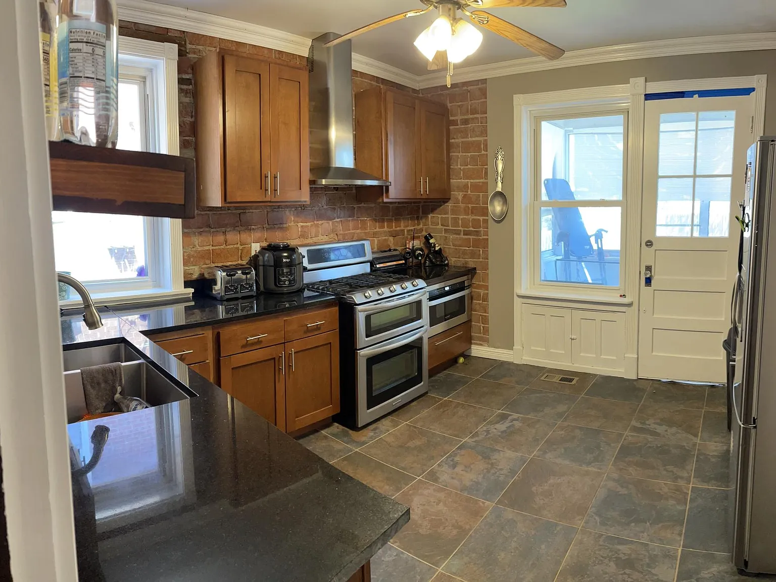 5067 Winona Ave — Photo 2