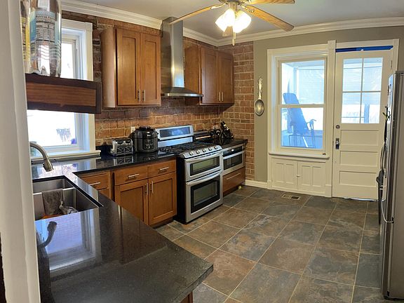 2nd image of 5067 Winona Ave #1