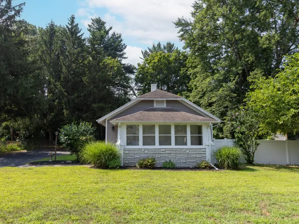 206 E Bertrand Rd, Niles, MI 49120