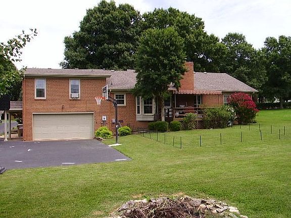 Fire pit in back!! FUN