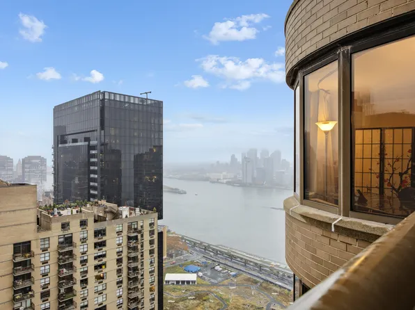 330 East 38th Street image 13 of 27