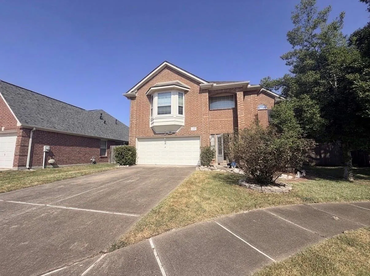 3 bed, 2.5 bath, 2199 sqft, $2,300 — Photo 2