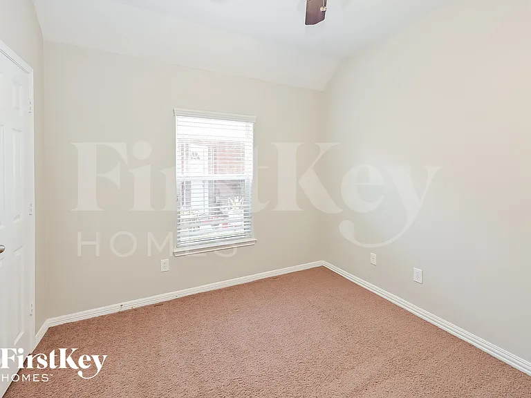 10364 Stone Gate Dr — Photo 13