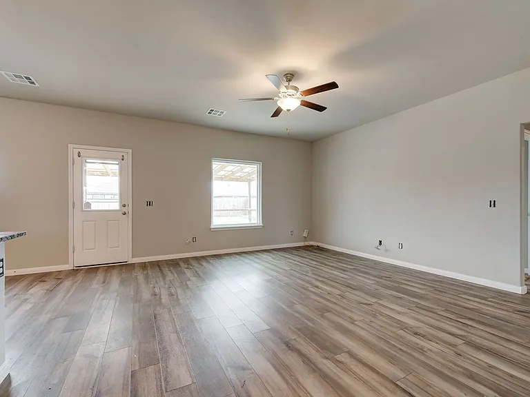 1609 Maroon Dr — Photo 8