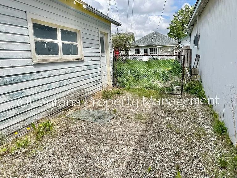1021 E Commercial Ave — Photo 14
